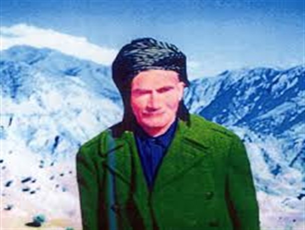 نصب تندیس میرزا احمد داواشی در میدان اورامان شهر روانسر