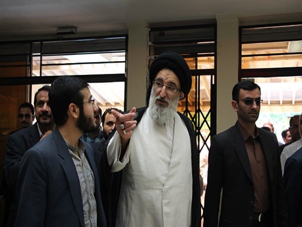 بازدید سر زده نماینده ولی فقیه در استان البرز از پژوهشگاه انقلاب اسلامی بسیج دانشجویی دانشگاه آزاد واحد کرج