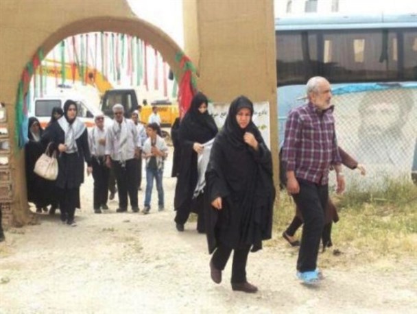 دهها نفر از خانواده های معظم شهدا و ایثارگران از یادمان شهدای مطلع الفجر بازدید کردند