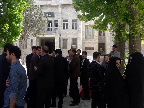 تجمع اعتراضی کاندیداهای شورای شهر ایلام مقابل فرمانداری