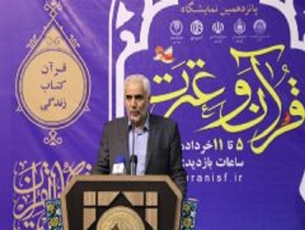 محور جمهوری اسلامی در همه عرصه های داخلی و خارجی، قرآن است