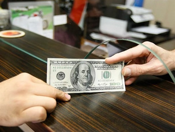 هزار میلیارد تومان گردش مالی کشور در مسیر تولید نیست/ سکوت سیف، کرباسیان و دولت نگرانی مردم را درباره ارز برطرف نمی کند