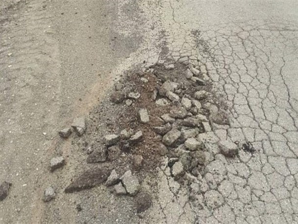 چاله‌های مشکل‌ساز در جاده گلباف/ عدم بازسازی جاده توسط پیمانکار