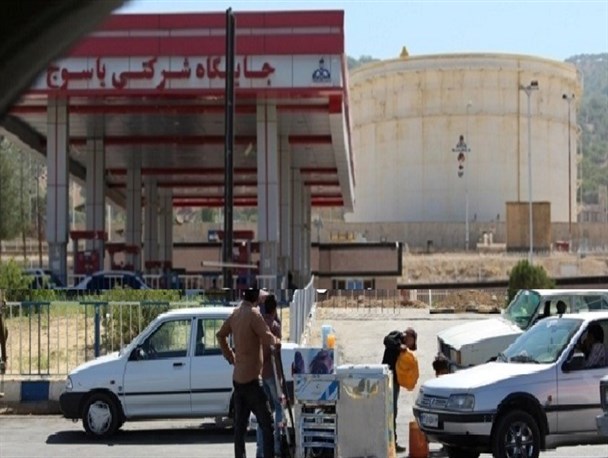 جایگاه پمپ بنزین فلکه جهاد یاسوج تعطیل شد/فروش بنزین توسط دلالان به قیمت۱۱۰۰ تومان +تصاویر