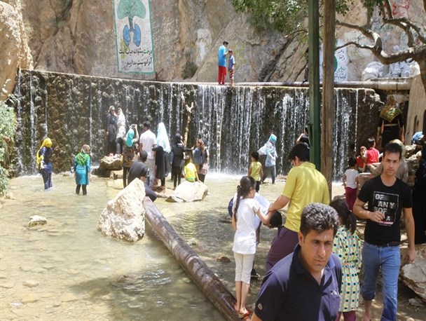 یاسوج و سی سخت از وجود گردشگران و مسافران تعطیلات تابستانی لبریز شد/ آبشار یاسوج پذیرای گردشگرانی از سراسر کشور + تصاویر