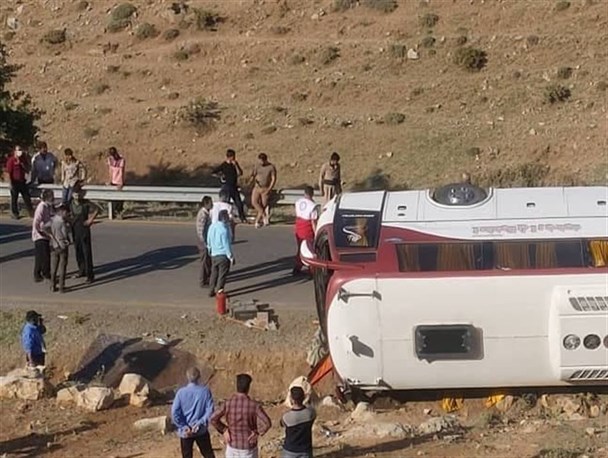 دلایل واژگونی اتوبوس خبرنگاران و سربازان/ لنت‌های ترمزی که با کارتن و مقوا تولید می‌شود
