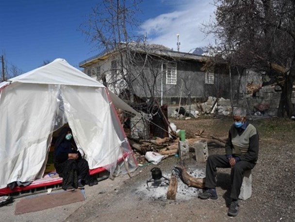 زلزله‌زدگان همچنان چشم‌انتظار سیمان هستند/ گلایه سی‌سختی‌ها از کمبود مصالح ساختمانی