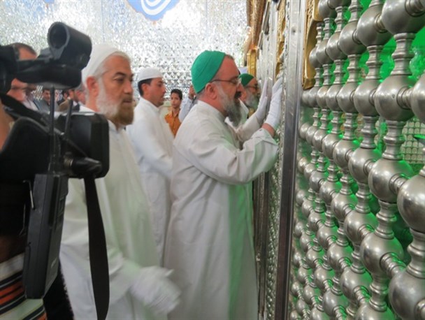 گزارش تصویری/ غبارروبی آستان مبارک حضرت حسین بن موسی الکاظم(ع) با حضور فرماندار کربلای معلی و آیت الله خاتمی