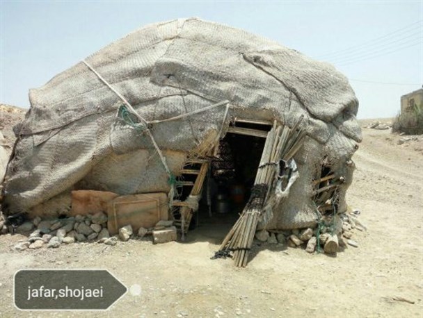 دیدگان کم فروغ پیرزن چشم به راه جرعه ای آب خنک و قدری نان