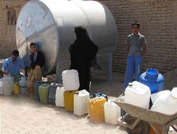 تجمع اهالی روستای ُبندیزه بروجرد مقابل فرمانداری/پنج روز است آب نداریم