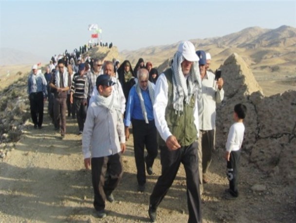 کاروان راهیان نور سمنان از یادمان شهدای مطلع الفجر گیلانغرب بازدید کردند+ تصاویر