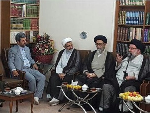 حجت الاسلام آل هاشم سه بار توسط رهبر انقلاب تشویق شدند / قدر نعمت پدر معنوی استان خود را بدانید