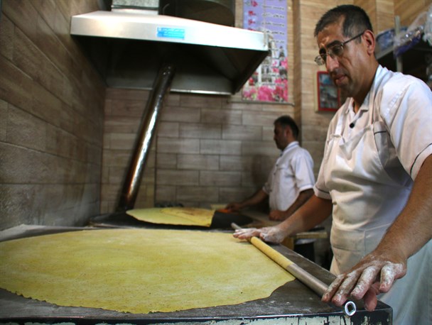 کارگاه نان یوخه‎پزی؛ سوغات محبوب شیراز