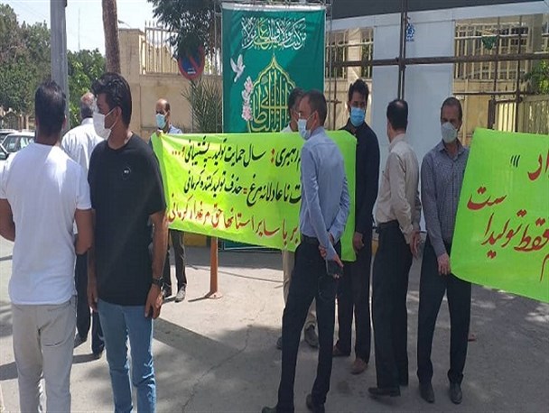 تجمع اعتراضی جمعی از مرغداران کرمانی مقابل استانداری/له شدن صنعت مرغ زیر پای مسئولین بی کفایت