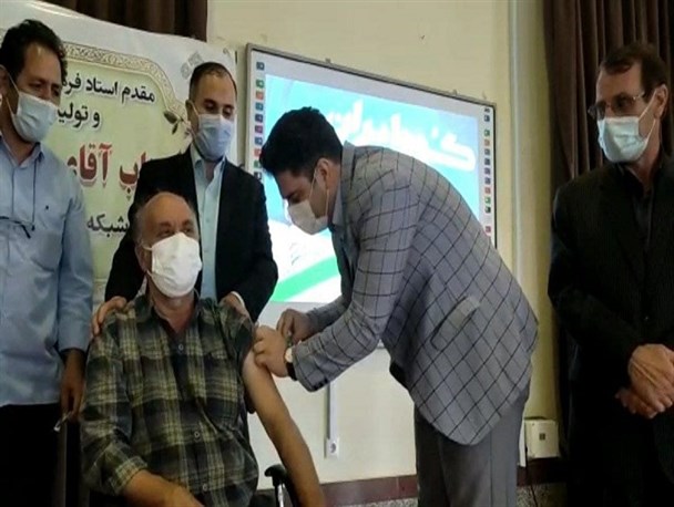 فناور واکسن ایرانی برکت، پدر خود را واکسینه کرد