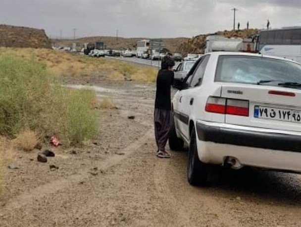 محور مواصلاتی خاش- زاهدان همچنان مسدود است/تا فروکش کردن آب اطلاع دقیقی از تخریب پل در دست نیست