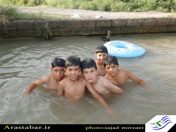 کودکان در کانالهای کشاورزی اصلاندوز آب تنی می کنند