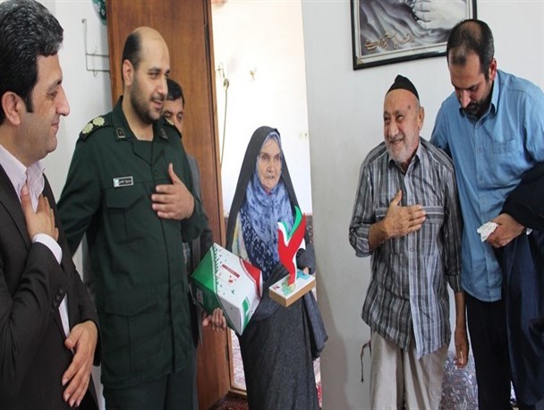 اهداء تندیس اجلاسیه 4 هزار شهید گلستان به خانواده دو شهید ایلوار +تصاویر