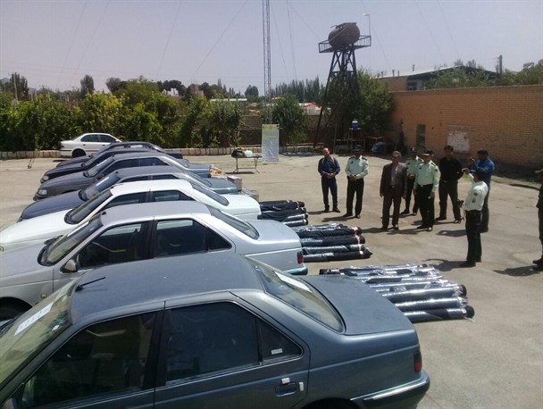 توقیف 8 خودروی حامل کالای قاچاق در بزرگراه نطنز به کاشان/ دستگیری ۱۳ قاچاقچی سابقه دار+ تصاویر
