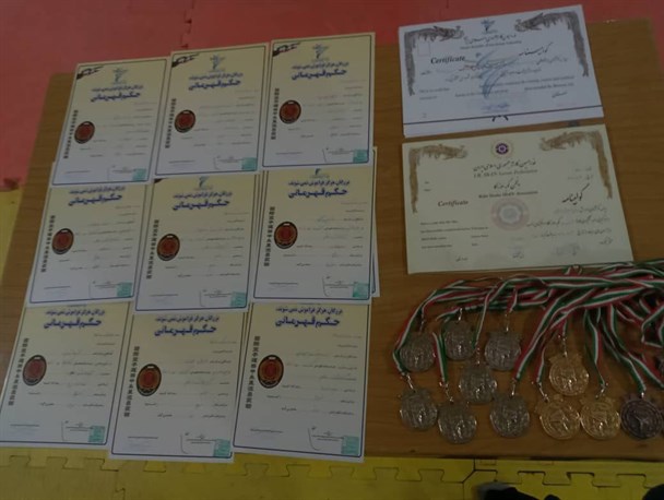 دانش آموز البرزی مدال مسابقات کشوری کاراته را از آن خود کرد/ پدر؛ سکوی پرتاب دختر