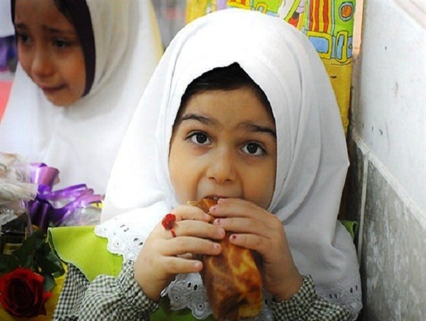 از فروش مواد خوراکی غیر مجاز در مدارس جلوگیری می شود