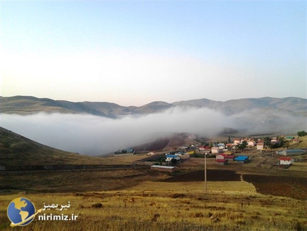 تصویری زیبا از روستایی در میان ابر