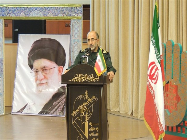 ایستادگی با تکیه بر روحیه انقلابی تنها راه مقابله با جنگ دشمن است