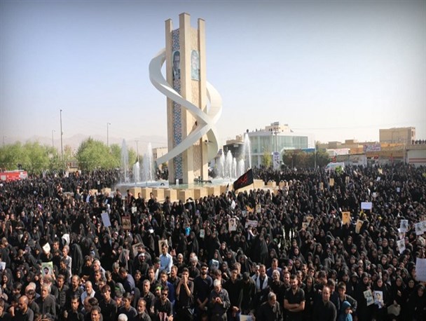 تشیع باشکوه شهید حججی بر روی دستان مردم نجف آباد+  تصاویر