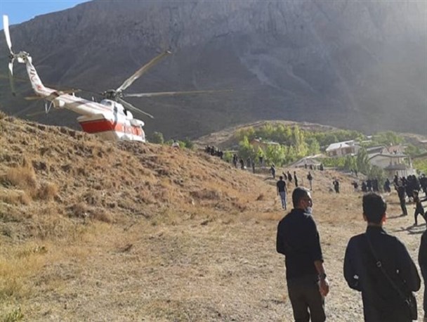 لحظه فرود هلی‌کوپتر حامل پیکر علامه حسن‌زاده آملی در منزلگاه ابدی