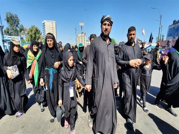 پیاده روی زائرین اربعین حسینی در مسیر نجف به کربلا