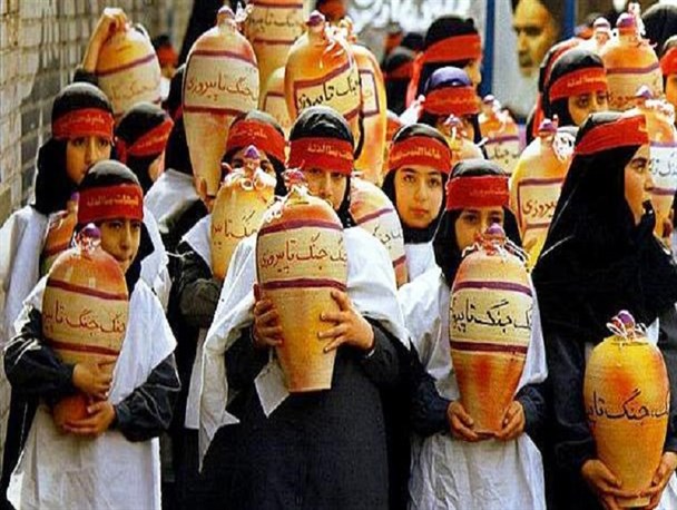 کمک های مومنانه یادآور یاری رسانی های مردمی پشت جبهه است