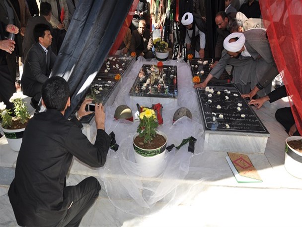 ادای احترام دانشگاهیان دانشگاه آزاد شهرکرد به شهدای گمنام + تصاویر