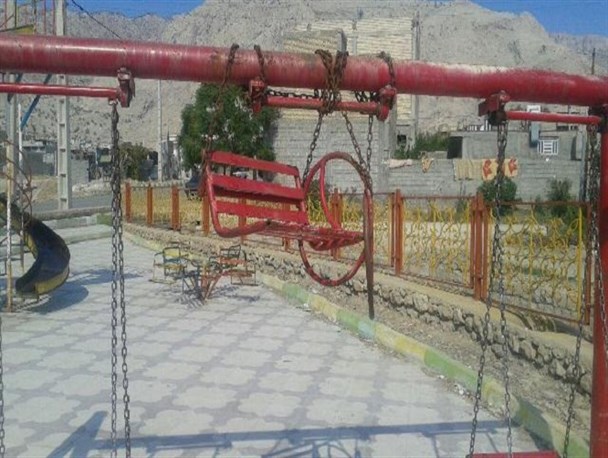 گرد غم بر چهره کودکان شهرستان رستم/از کار افتادگی وسایل بازی پارک مرکزی شهر