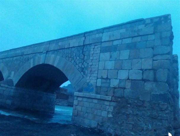 زخم ماندگار سیل بر پیکر یک میراث ملی/ پل صد ساله «چهر» ترک خورد+عکس