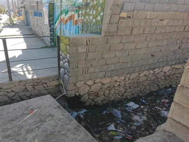 مدرسه ای در محاصره فاضلاب در شهر یاسوج/بویی که صدای معلمان و دانش آموزان را درآورده است+تصاویر