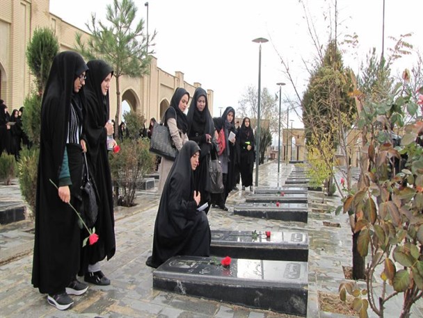 حضور دانشجویان کردستانی در مراسم غبارروبی مزار شهدای سنندج/ عکس