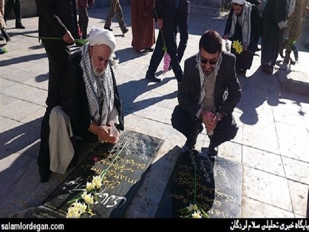 گزارش تصویری/ غبار روبی گلزار شهدای لردگان به مناسبت گرامی‌داشت هفته بسیج