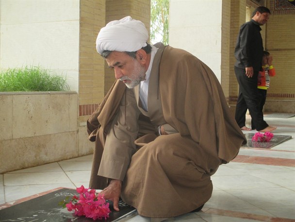 غبارروبی و عطرافشانی مزار شهدا توسط بسیجیان دیر+ تصاویر