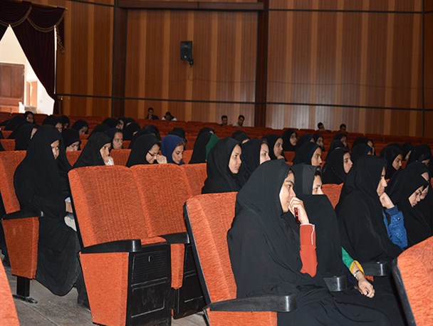 کسانی که اردوهای مختلط دانشجویی را برگزار می کنند مطمئنا از غرب خط می گیرند