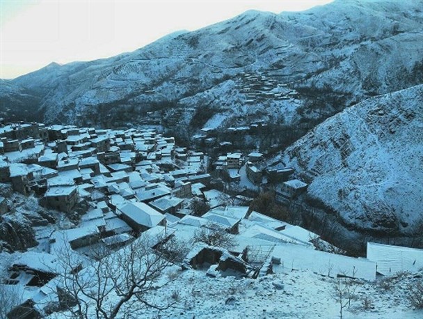 بارش اولین برف پاییزی در روستاهای طرقبه