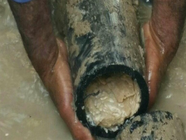 رسوبات درلوله‌های آب شرب شهر سوق/ چه کسی پاسخگو است؟!+تصاویر