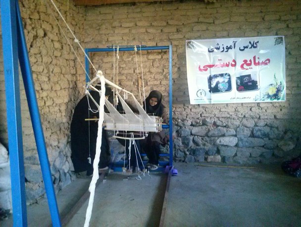 اشتغال زایی برای همه خانم‌های روستا/ صادارات صنایع دستی به خارج از استان
