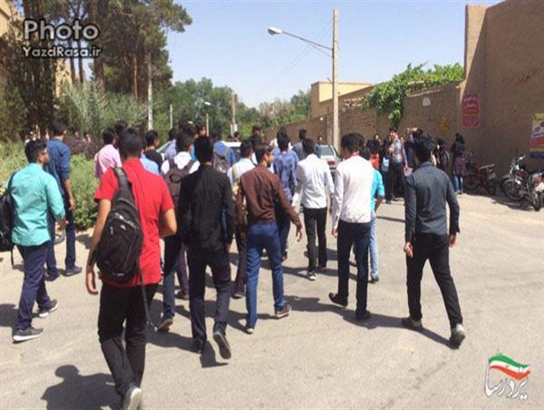 تجمع دانش‌آموزان مدرسه چمران بیرجند به خاطر نبود سیستم گرمایشی/ کلاس های درس این مدرسه تعطیل شد