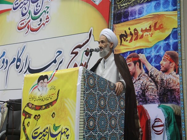 سازش با دشمن خسارت بیشتری نسبت به مقاومت دارد/ فرزندانتان را به بسیج گره بزنید