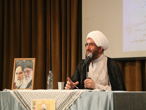 دانشجوی بسیجی باید در حوزه معرفت دینی پیشگام و پرچم دار حیا در جامعه باشد