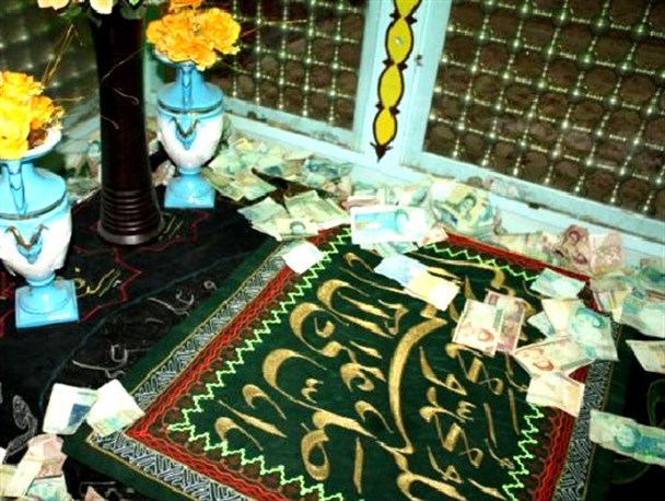 عطرافشانی آستان مطهر امامزاده میرزین العابدین شهر ورزنه/ تصاویر