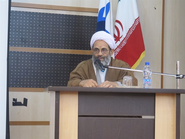 آقای هاشمی از خط امام(ره) جدا شده و مسیر منتظری را دنبال می کند