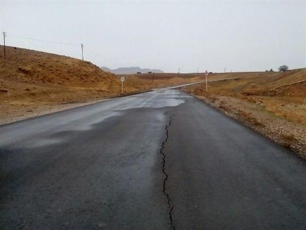 راه دسترسی به بازارچه سومار در کمتر از یک ماه ترک خورد/ جاده ای که با اولین باران زمستانی تار و پودش از هم شکافت +تصاویر