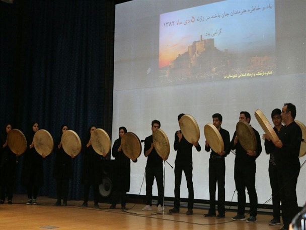مراسمی به یاد جانباختگان زلزله که به کام دلدادگان کنسرت تمام شد/ امام جمعه بم: فرماندار جلوی چنین اقدامات نسنجیده ای را بگیرد و با آن برخورد کند