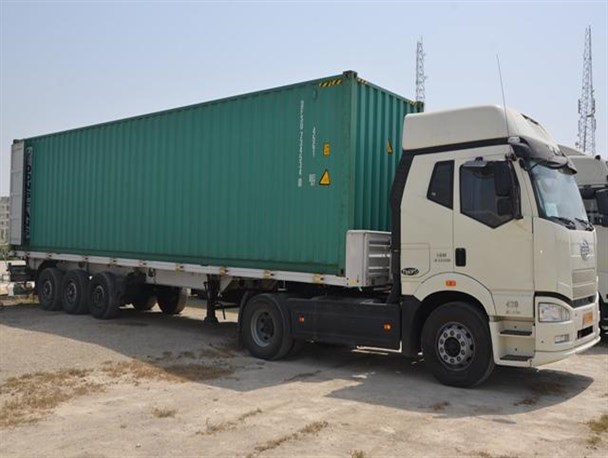 کشف ۳ دستگاه خودرو قاچاق از تریلری کانتینردار در بندرلنگه